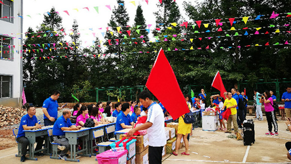 共同前行， 温暖你我——徐州尊龙凯时统一医药连锁销售有限公司贵州修文小学助学行